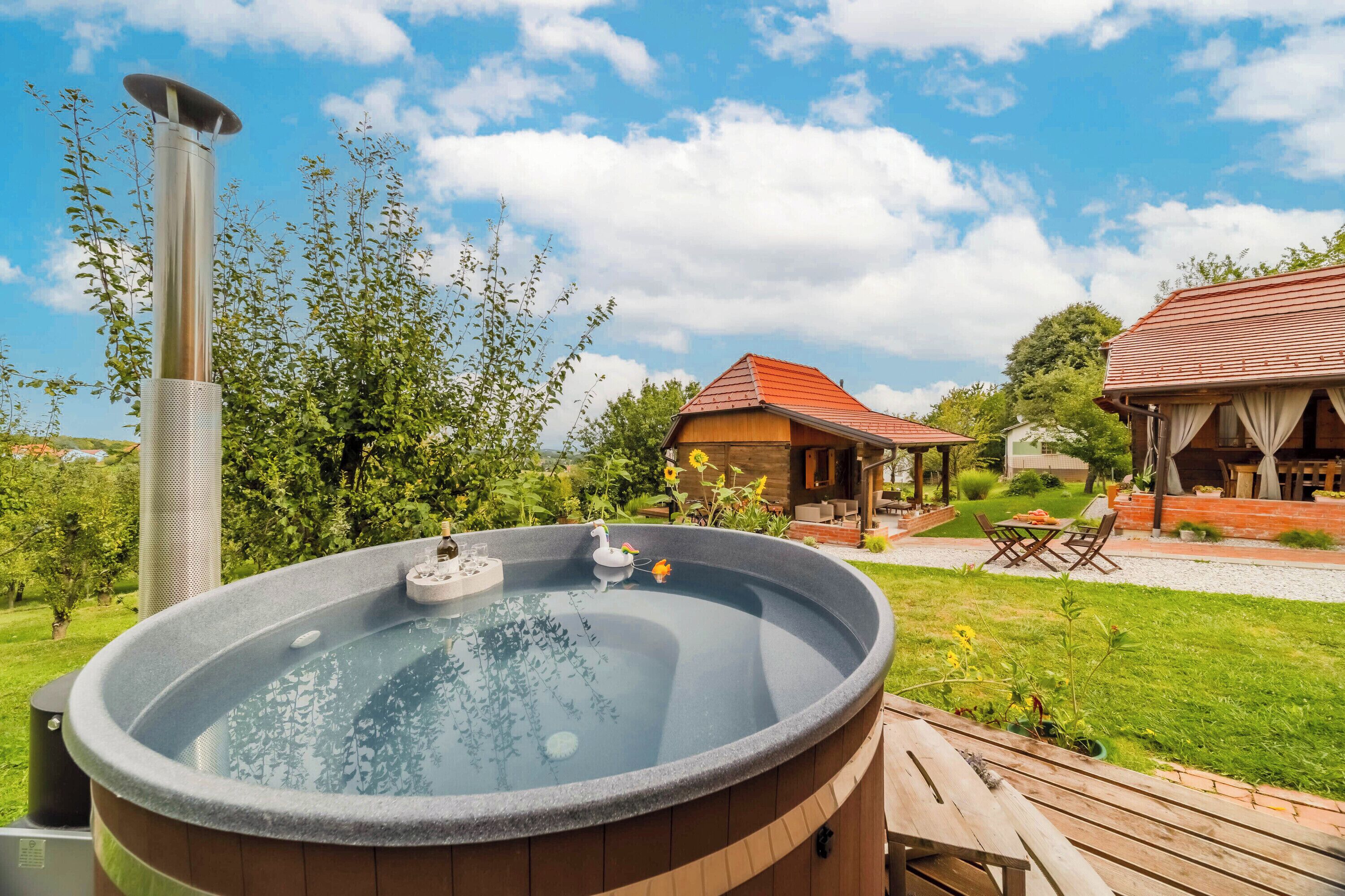 Maison Familiale, plusieurs chambres, côté montagne (Eco House Lina With Hot Tub and Sauna) | Bain à remous extérieur