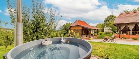 Maison Familiale, plusieurs chambres, cÎté montagne (Eco House Lina With Hot Tub and Sauna) | Bain à remous extérieur