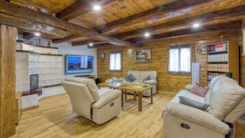 Family House, Multiple Bedrooms, Mountainside (Eco House Lina With Hot Tub and Sauna) | Ruang tamu | 21 inci televisyen dengan digital, pendiangan, konsol permainan video