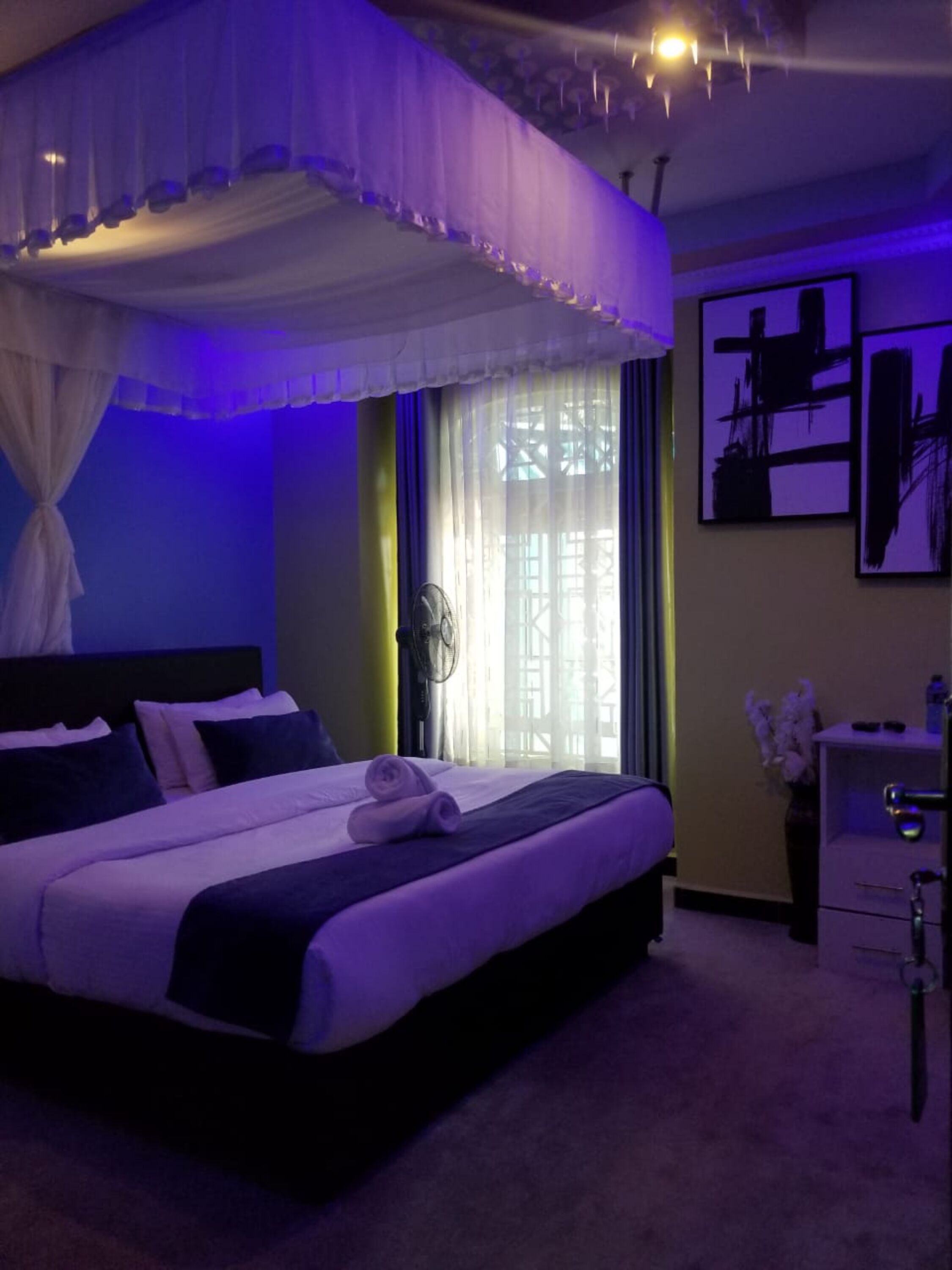 deluxe room | desk, laptop workspace, bed sheets