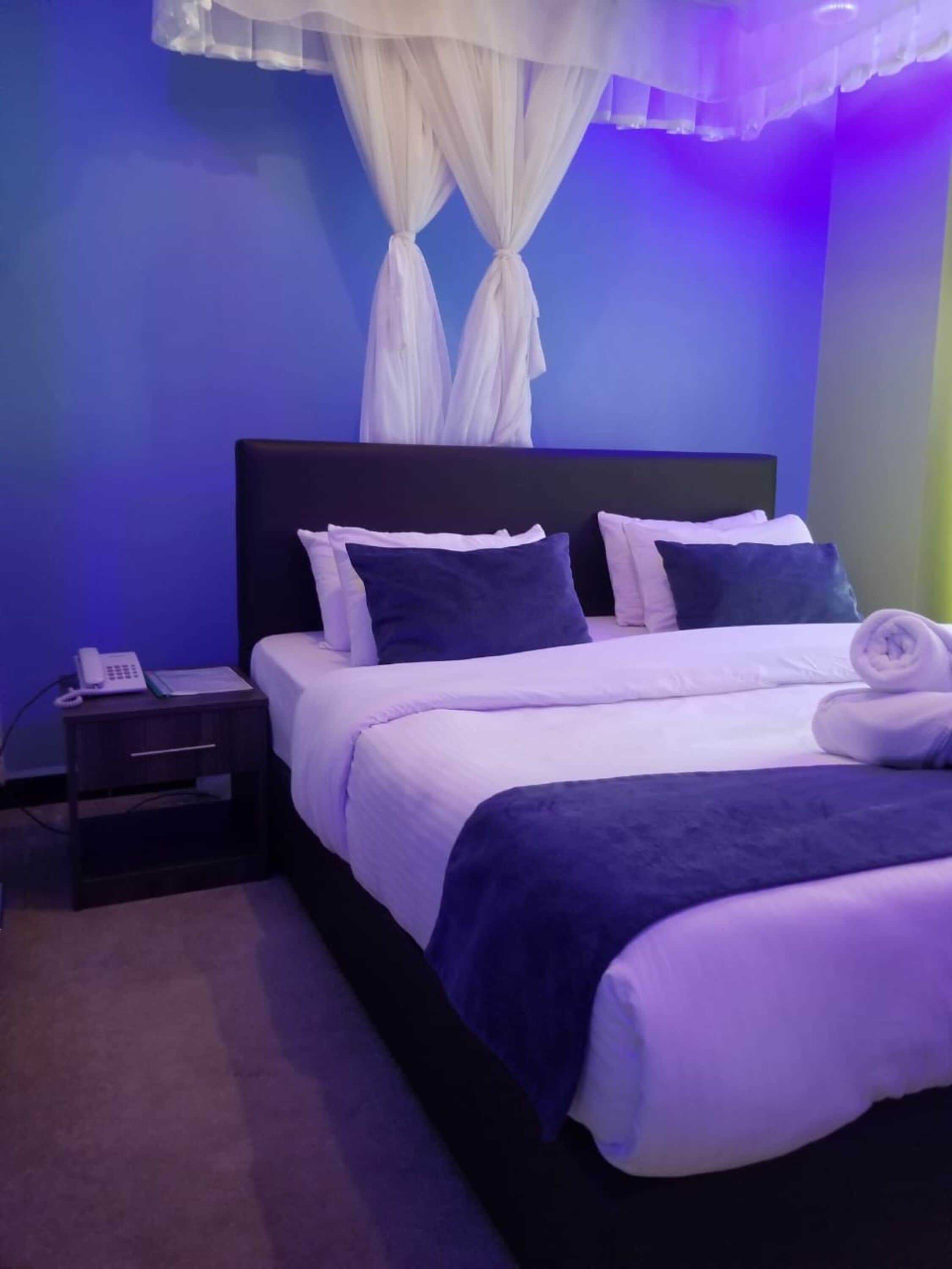 deluxe room | desk, laptop workspace, bed sheets