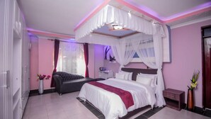 Une chambre à coucher avec un lit à baldaquin, une table de chevet, une commode, une armoire et une fenêtre avec des rideaux.