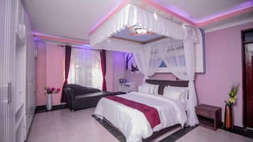 Escritorio, espacio para trabajar con laptop y ropa de cama