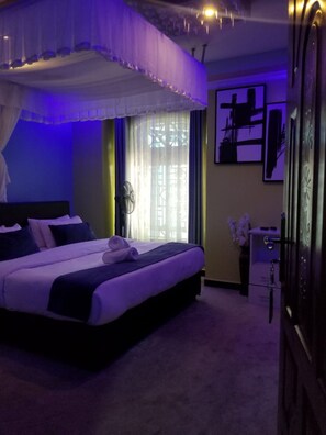 Quarto luxo | Escrivaninha, espaço de trabalho para notebook, roupa de cama