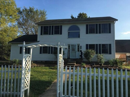 Large Country Home with summer pool and a hot tub.  4 basketball season tickets