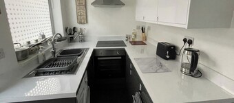 3 Bed House - Sleeps 5 - Wifi, Parking