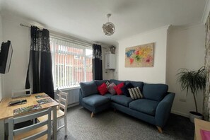 Living area - 3 Bed House - Sleeps 5 - Wifi, Parking (Darlington)