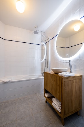 Hair dryer, towels - Hôtel Le Français (La Flotte)