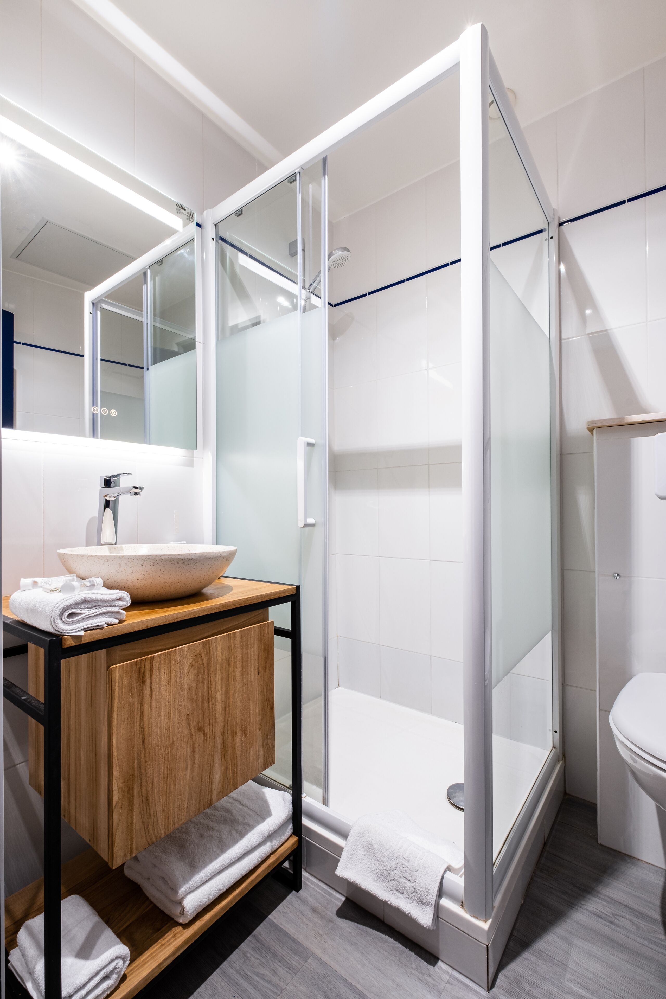 standard double room | bathroom | hair dryer, towels