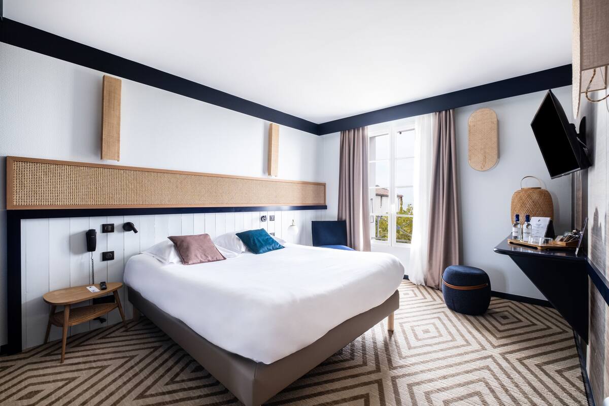 soundproofing, travel cot, free wifi, bed sheets