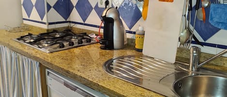 冷蔵庫、電子レンジ、コンロ、食器洗い機