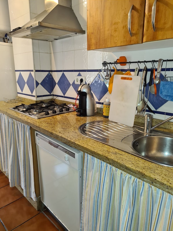 Een koelkast, een microgolfoven, een kookplaat, een vaatwasser