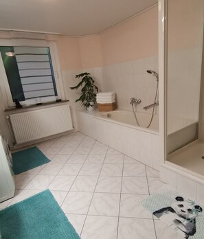 Baignoire, sèche-cheveux, savon, papier toilette