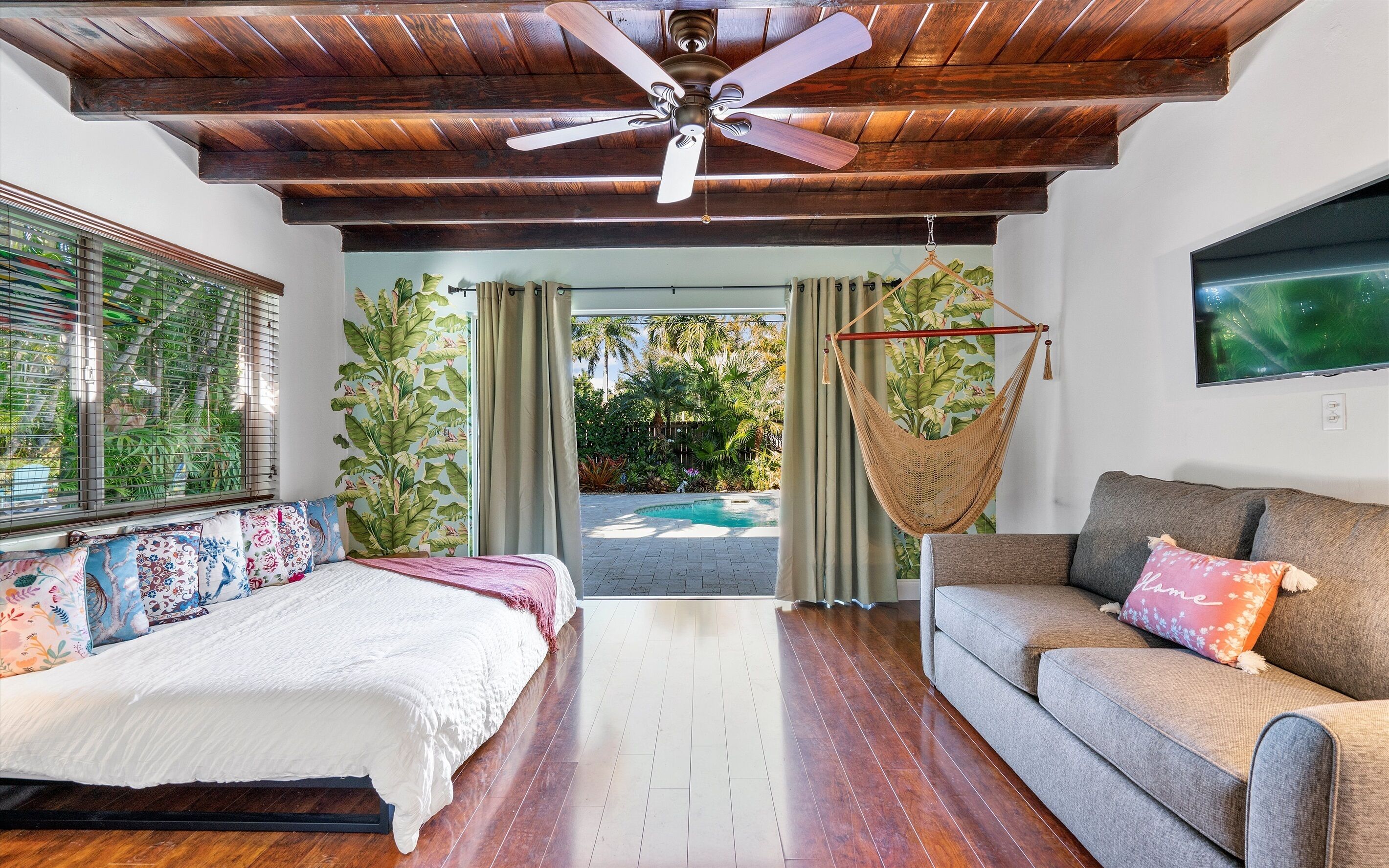 4 habitaciones, escritorio y tabla de planchar con plancha 