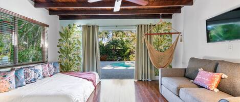 4 habitaciones, escritorio y tabla de planchar con plancha