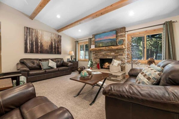 TV, fireplace, offices - Walk to Summit. Relaxing Spa and Fireplace. (Big Bear)