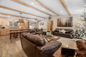 TV, fireplace, offices - Walk to Summit. Relaxing Spa and Fireplace. (Big Bear)