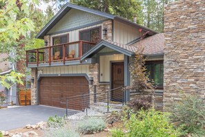 Exterior - Walk to Summit. Relaxing Spa and Fireplace. (Big Bear)