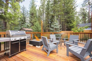 Terrace/patio - Walk to Summit. Relaxing Spa and Fireplace. (Big Bear)