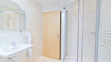 Dusche, Haartrockner, Handtücher, Toilettenpapier