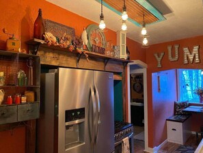 Frigorífico, microondas, horno y placa de cocina
