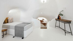 2 bedrooms, in-room safe, iron/ironing board, travel cot - Two Cave Houses with Private Garden Courtyard (Megalochori)