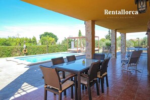 تناول الطعام بالخارج