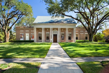 Exterior. Pet Friendly, Walk to Park and Historic District