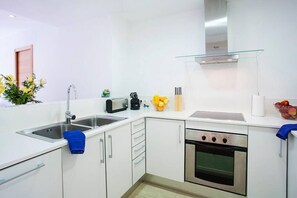 Fridge, oven, stovetop, dishwasher - 1 bedroom apartment 200m from the beach (Barcelona)