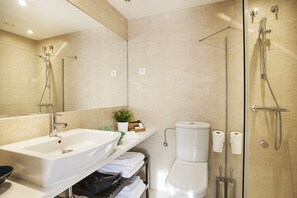 Combined shower/bathtub, hair dryer, towels - Your 2 rooms and 2 bath home 200m from the beach (Barcelona)