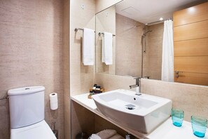 Combined shower/tub, hair dryer, towels