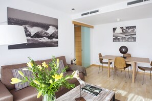 TV - Your 2 rooms and 2 bath home 200m from the beach (Barcelona)
