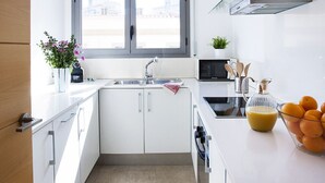 Private kitchen - Your 2 rooms and 2 bath home 200m from the beach (Barcelona)