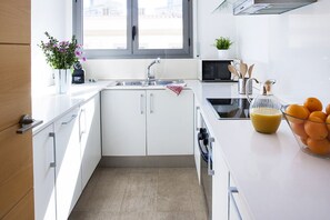 Køleskab, mikrobølgeovn, ovn, kogeplade