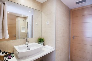 Combined shower/bathtub, hair dryer, towels - 2 bedrooms apartment 200m from Bogatell Beach (Barcelona)