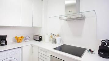 Een koelkast, een magnetron, een oven, een kookplaat