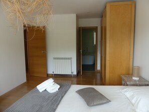 4 camere, una scrivania, ferro/asse da stiro, culla da viaggio