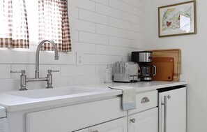 Fridge, microwave, oven, stovetop - The Loft - DOWNTOWN CHARLEVOIX - Simple Modern Beautiful - #2 (Charlevoix)