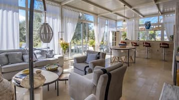 Smart TV, books, stereo