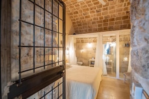 2 quartos, ferros/tábuas de passar roupa, berço de viagem