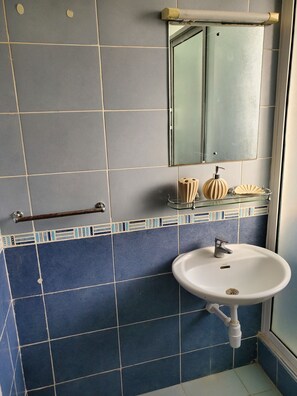 Douche, serviettes fournies, savon, papier toilette