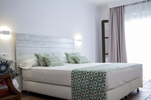 Suite estudio panorámica, 1 cama King size, para no fumadores, vista a la playa | Muebles diferentes, escritorio y espacio para trabajar con laptop