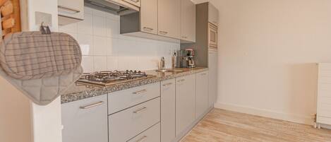 Refrigerador, microondas, horno y lavavajillas