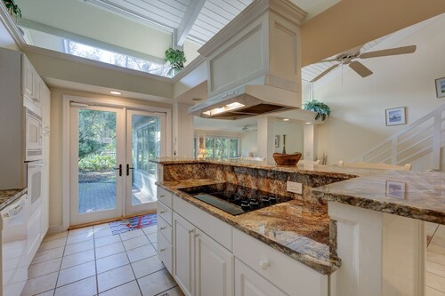 8 Lighthouse Road: Charming Villa Walk to Beach, Pool, Free Bikes