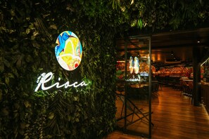 Pintu masuk properti