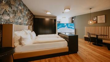 Apartment Flamengo | Hypo-allergenic bedding, in-room safe, desk, laptop workspace
