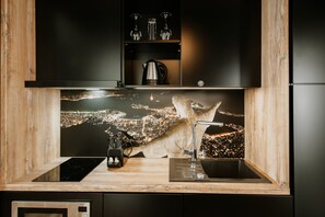 Kokeplater, oppvaskmaskin, espressomaskin og kaffetrakter/tekoker