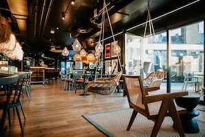 Sarapan prasmanan setiap hari (EUR 19.50 per orang)