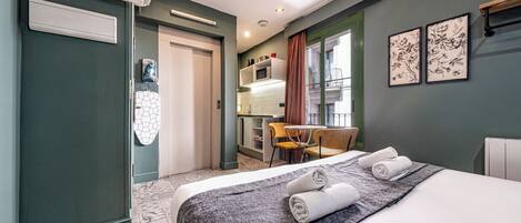 Een strijkplank/strijkijzer, wifi, beddengoed