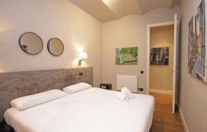 2 bedrooms, iron/ironing board, free WiFi, bed sheets - Spacious 2 bedroom apartment with balcony in Eixample, parking possibility (Barcelona)